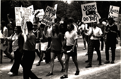 Image of religious group "Campus Crusade" participating in the VEISHEA parade "March of Concern"